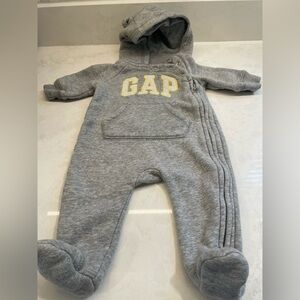 Gray and‎ Yellow Neutral Baby Gap Logo One-Piece Sweater Body Suit 0-3 Months